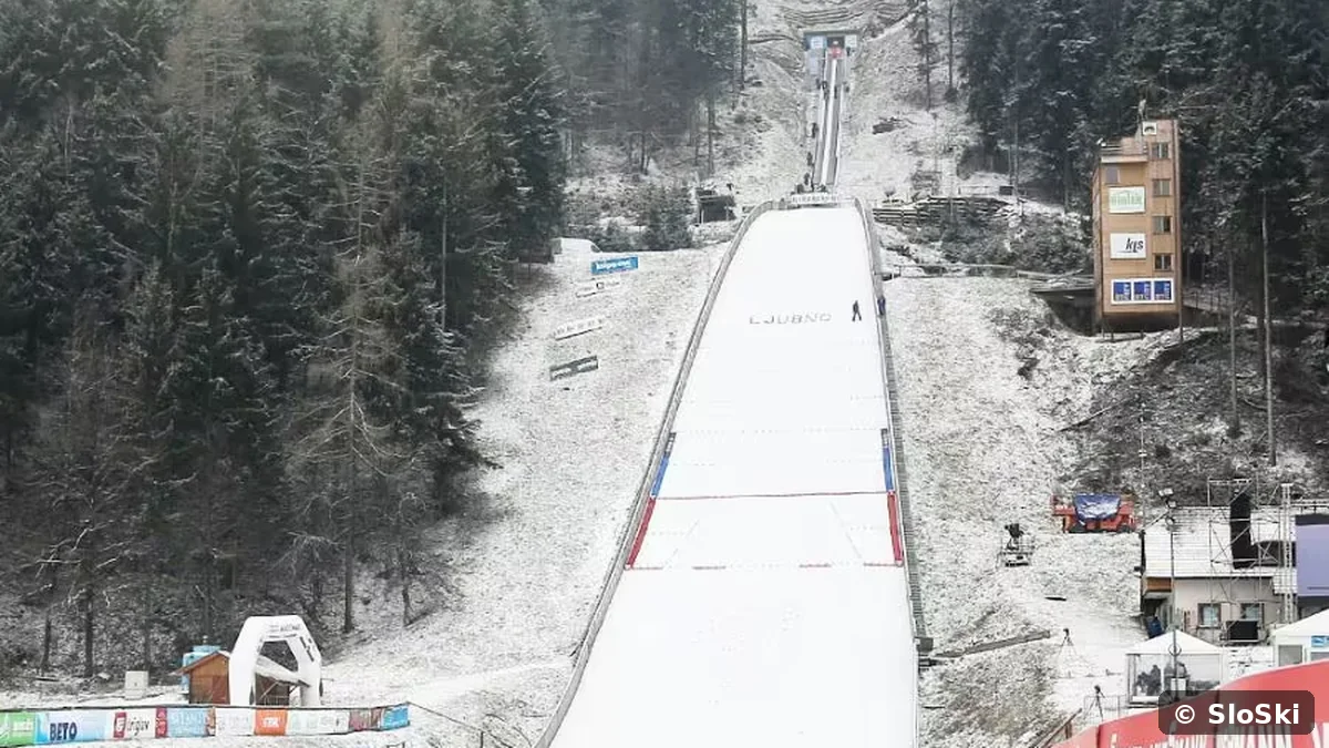 Skakalnica v Ljubnem ob Savinji v zimski megli